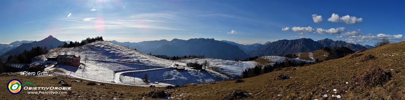 18 Salendo per pratoni sguardo indietro sulle cascine.jpg